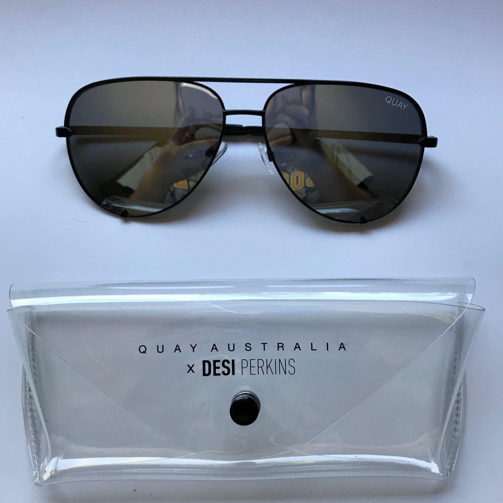 QUAY x DESI HIGH KEY SUNGLASSES IN BLACK/SILVER